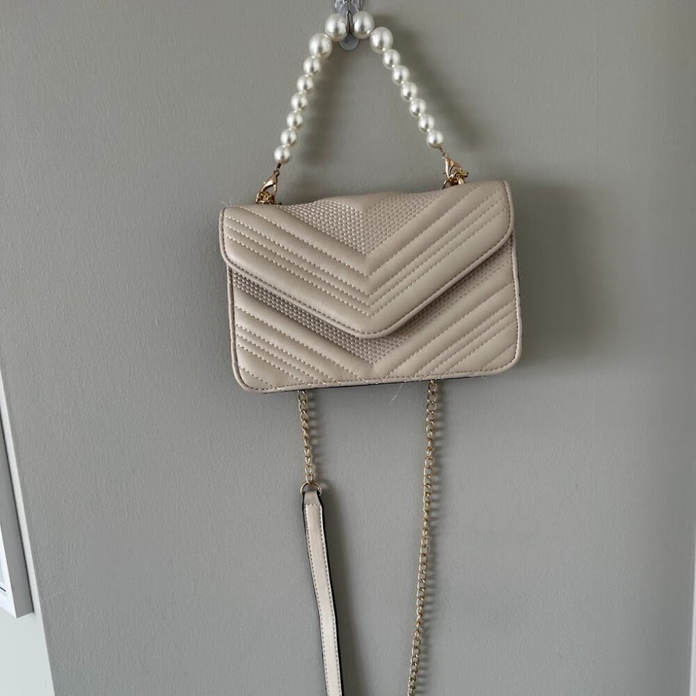 Francesca’s Collections - Chevron Detail White Crossbody Purse